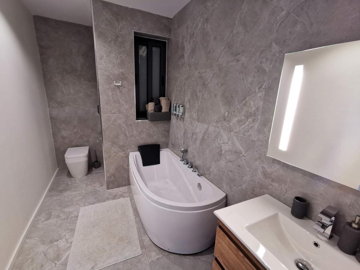 Duplex Maisonette With Heated P-Pool And Jacuzzi Saint Julian's Εξωτερικό φωτογραφία